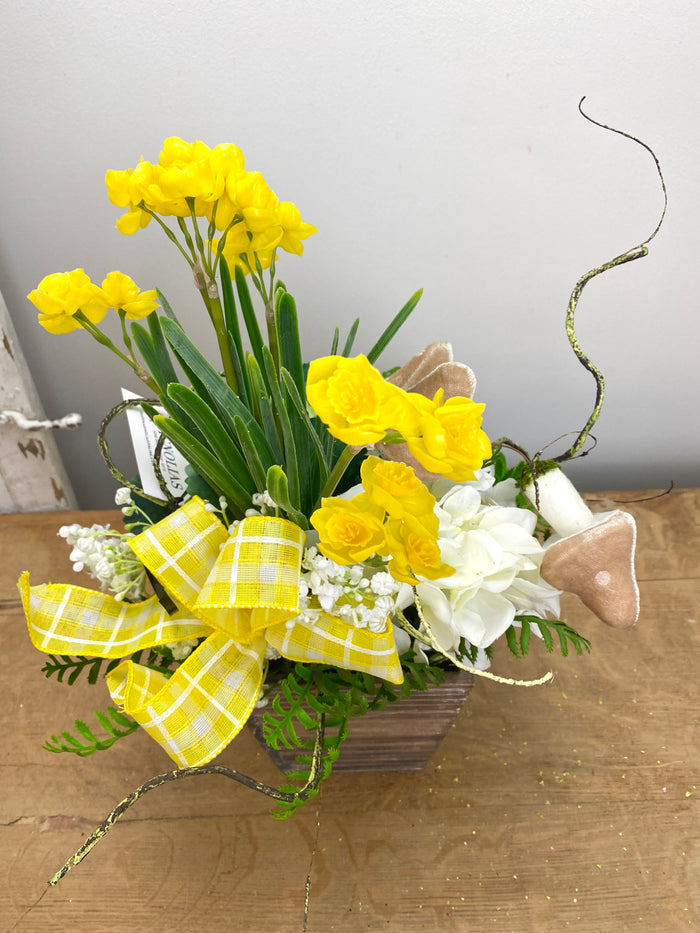 14" Magic In The Garden Centerpiece