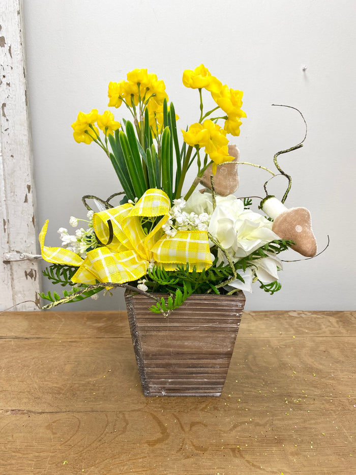 14" Magic In The Garden Centerpiece